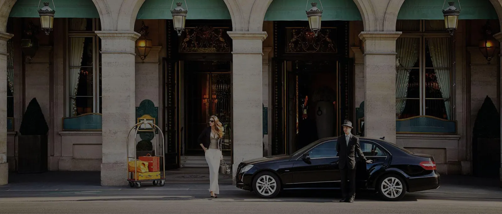 Chauffeur Black Fast Transfert accueillant un client à Paris